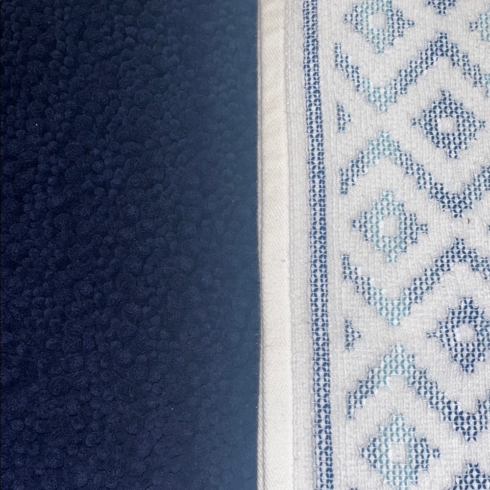 ⭐️🌴 Beau Monde Geometric Patterned Blue & White Towels w/Matching Bath Rug - Picture 5 of 10
